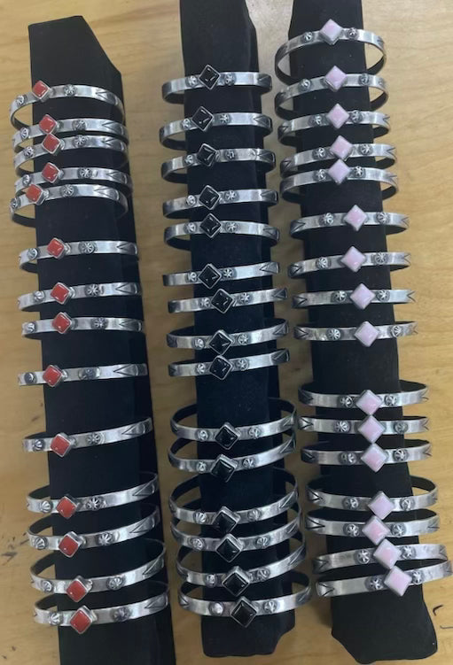 Chaco Single Stone Bracelet crafted from red-spiny-oyster, an exquisite NA Bracelets designed by Rays.