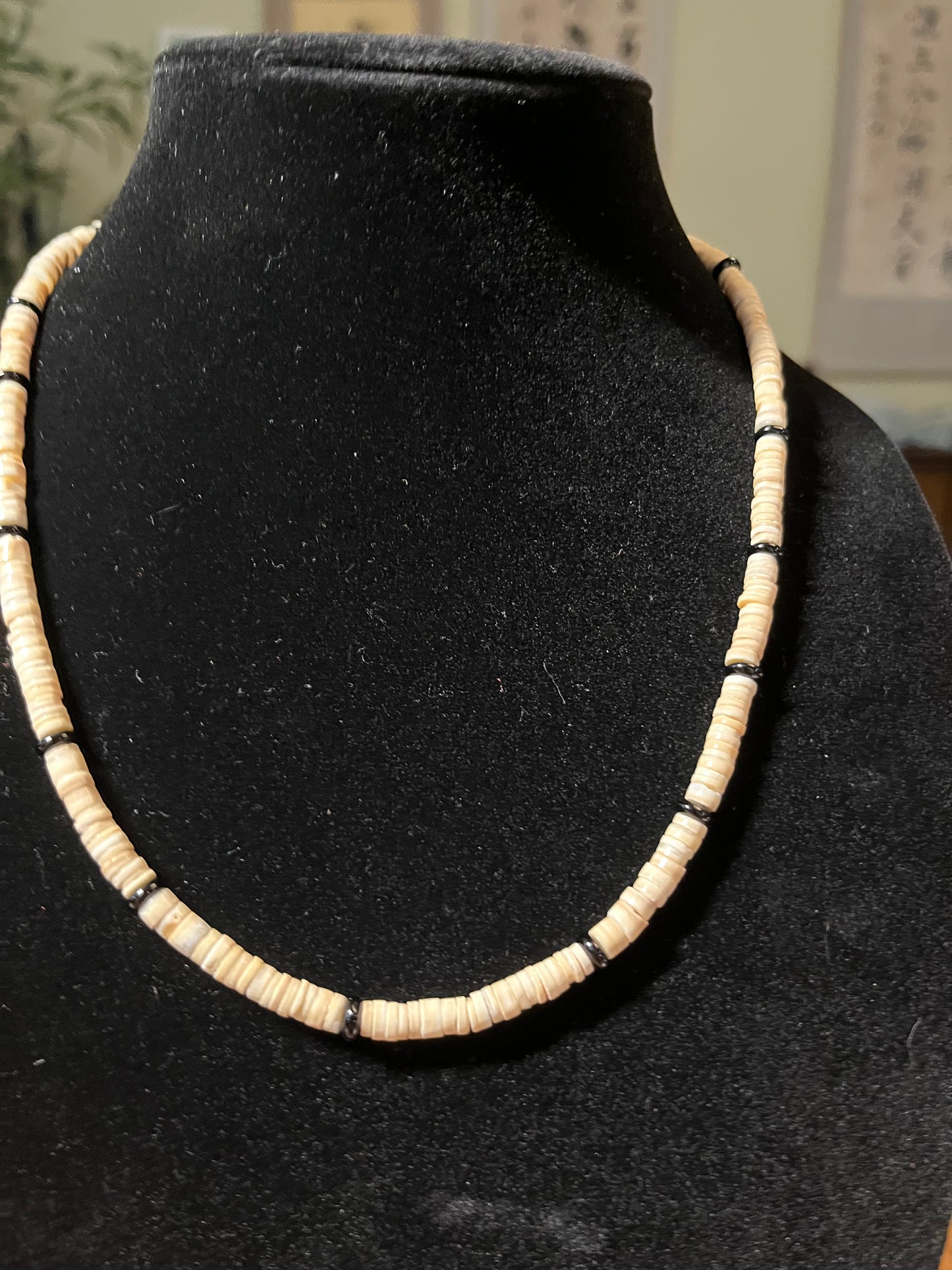 20" 7mm Melon Shell & Black Onyx Necklace
