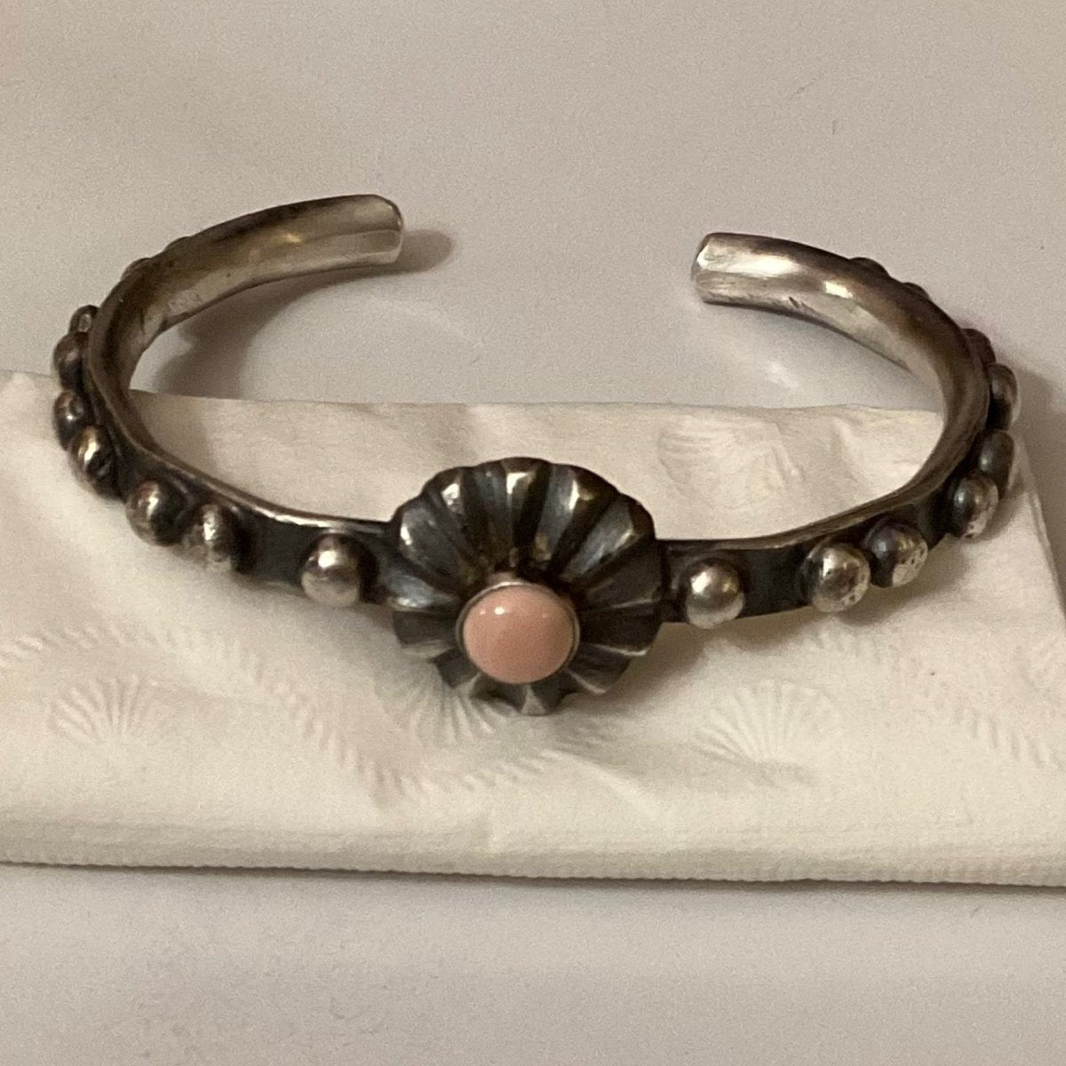 Bracelet, petite pink queen conch on button, chimney Butte - Turquoise Mustang
