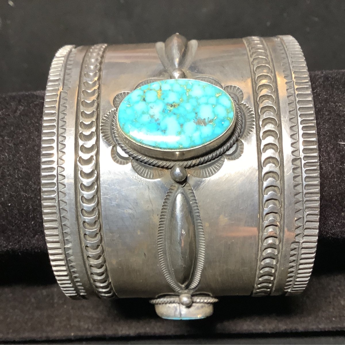 Bracelet, wide stamped silver, 3 ovals waterweb Kingman, Aaron Toadlena - Turquoise Mustang