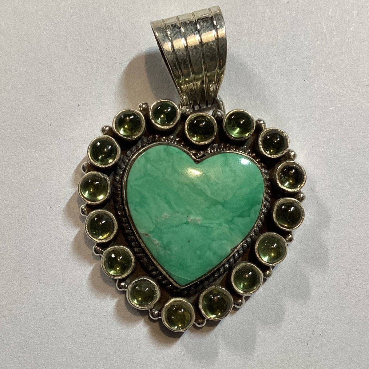 Pendant, Heart, Medium Verisite Heart Cab w/ 16 round peridot bezel and Oval stacked, - Turquoise Mustang