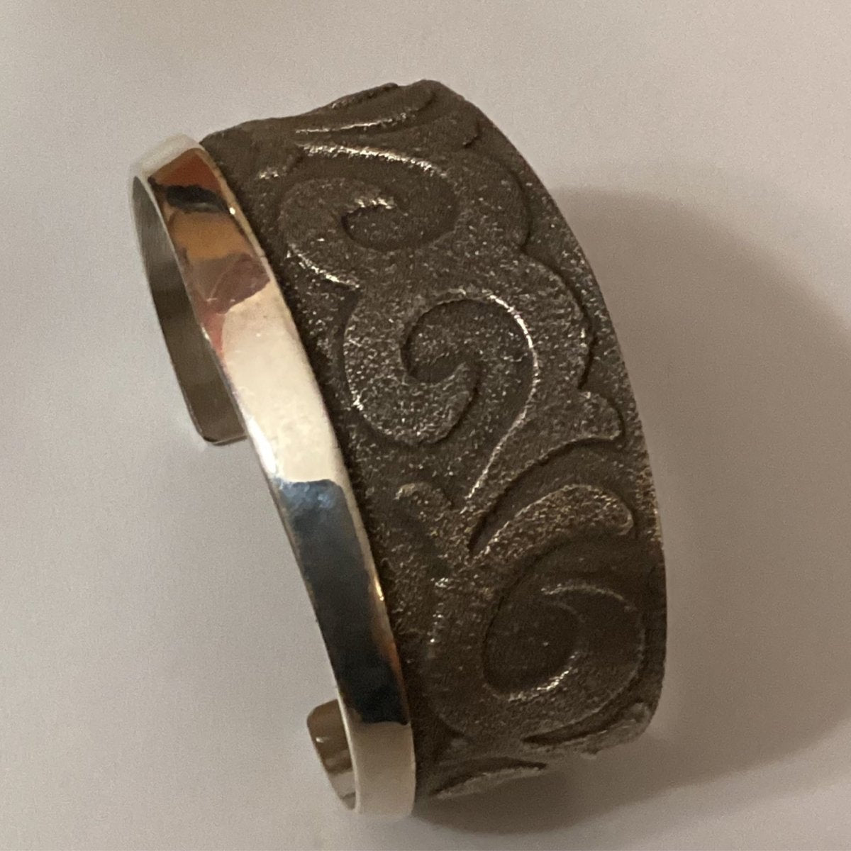 Bracelet, all silver, scroll design, tufa cast, Bennie Bowakaty - Turquoise Mustang
