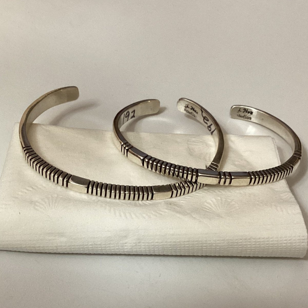 Bracelet, thin, all silver, square wire with file work, L. Tahe - Turquoise Mustang
