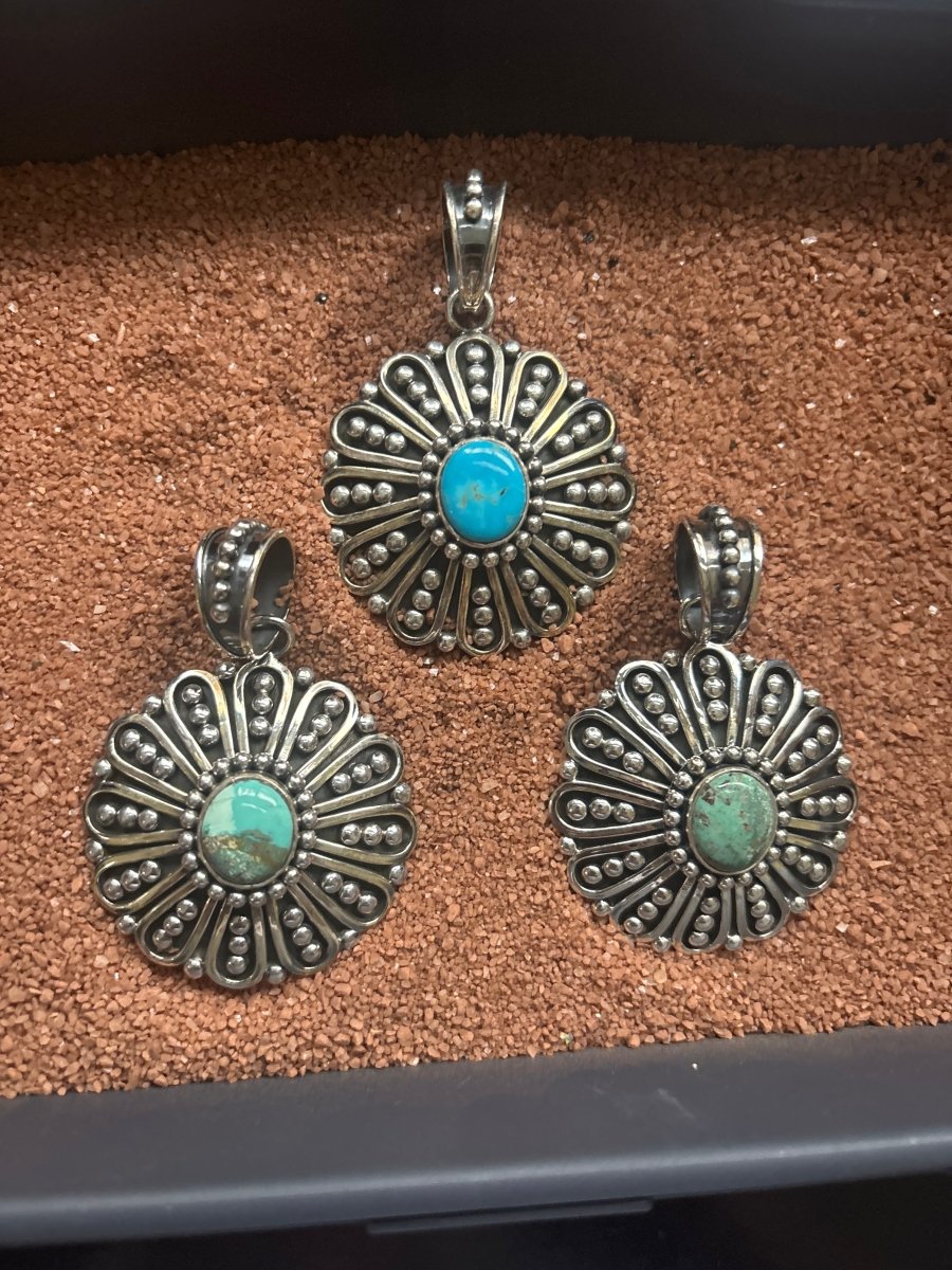 The Snowflake Pendant - Turquoise Mustang