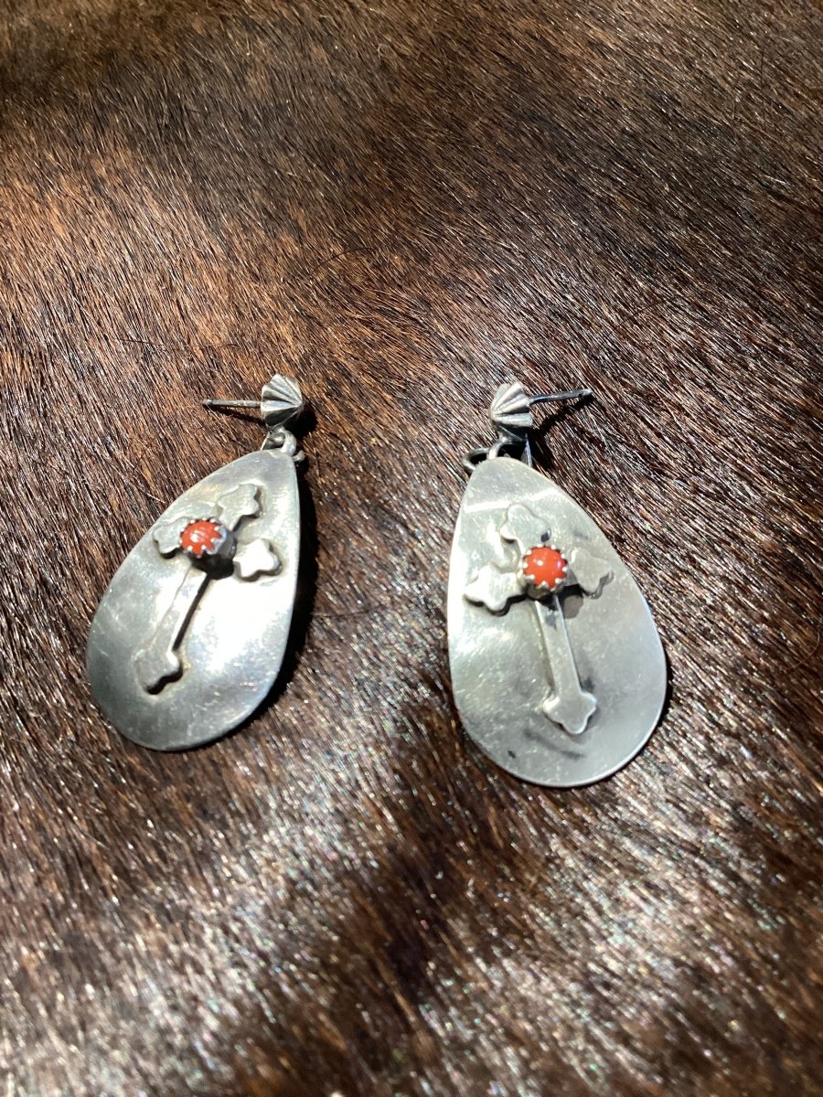 Earring, small ‚ö√Ñ√∫spoon" shape with cross overlay and coral cab, Unknown - Turquoise Mustang