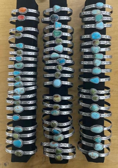 Pueblo Single Stone Bracelet crafted from kingman-turquoise, an exquisite NA Bracelets designed by Rays.