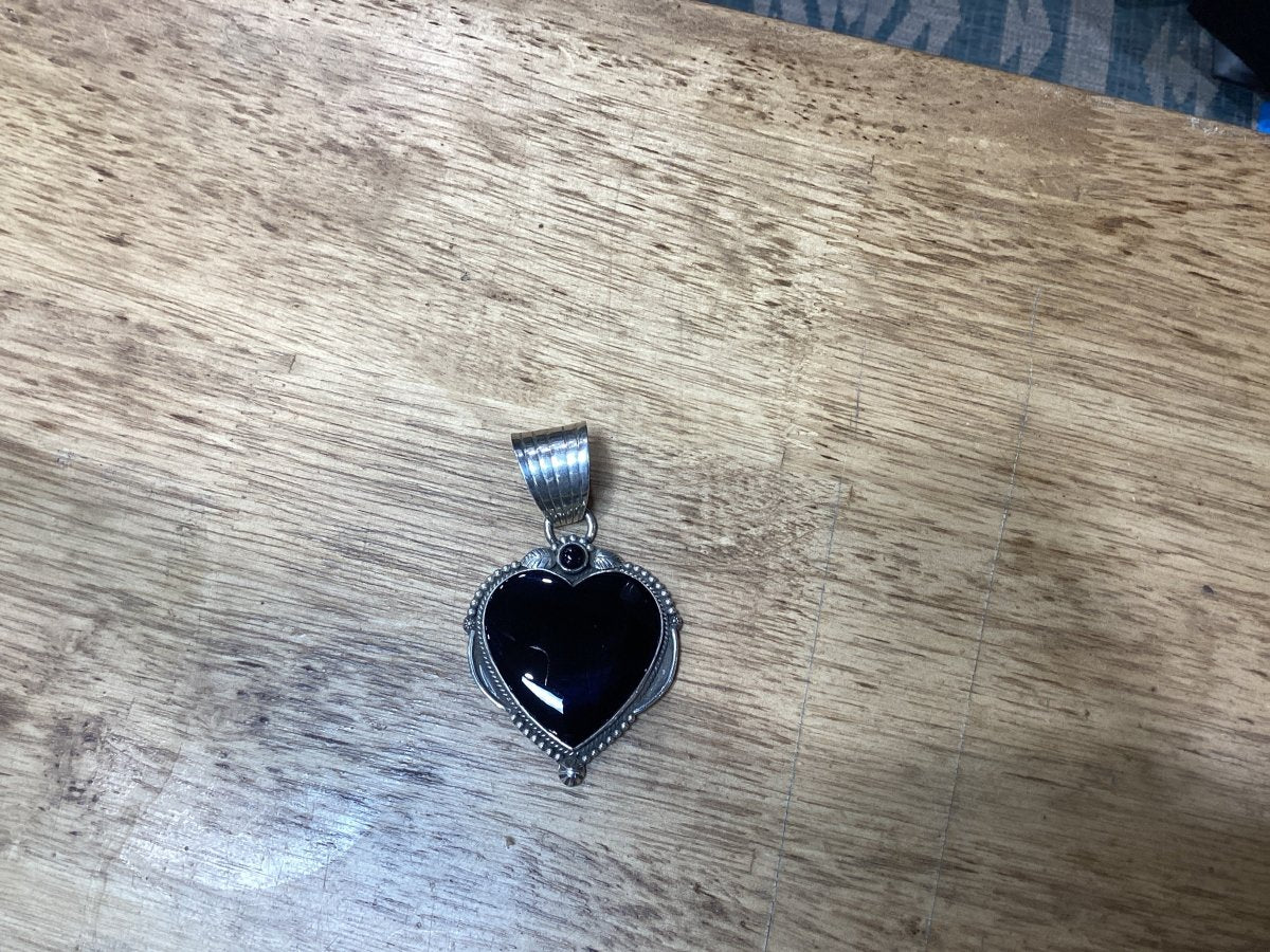 Pendant, Heart, Large Onyx Heart Cab w/ Rope bezel raindrop accent, DD - Turquoise Mustang