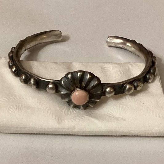 Bracelet, petite pink queen conch on button, chimney Butte - Turquoise Mustang