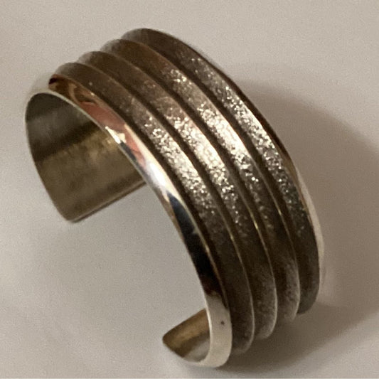 Alll silver, tufa cast cuff with four grooves, Bennie Bowakaty Zuni - Turquoise Mustang