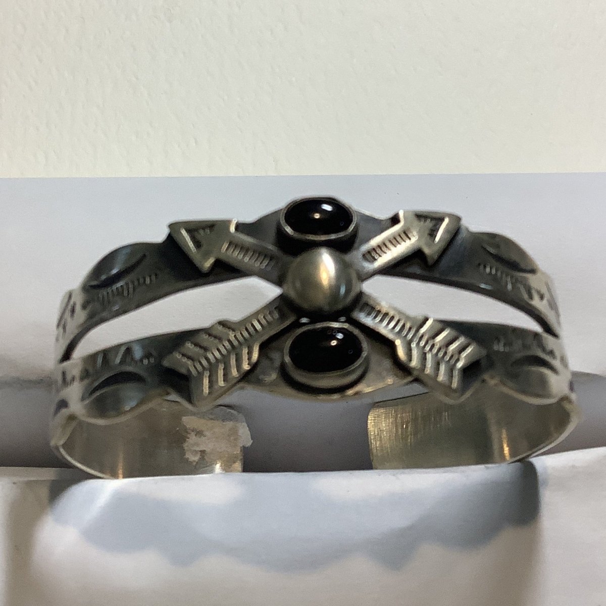 Bracelet, Harvey Crossed Arrows, 2 Onyx , DD - Turquoise Mustang