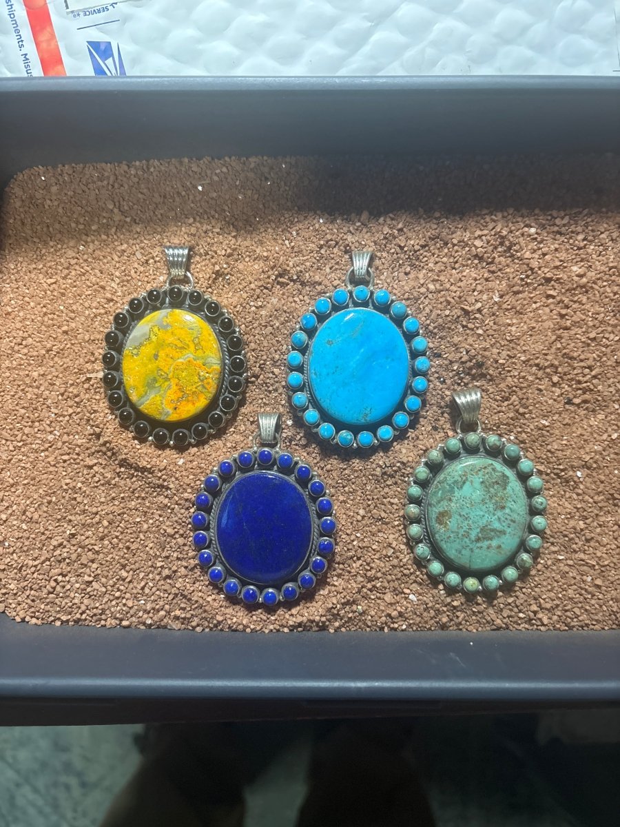 The Painted Daisy Pendant - Turquoise Mustang