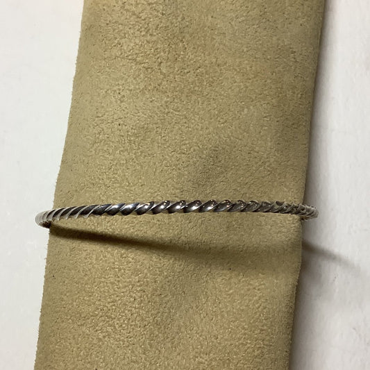 Bangle, concave twisted, single wire (1/1), Elaine Tahe - Turquoise Mustang
