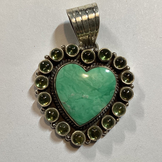 Pendant, Heart, Medium Verisite Heart Cab w/ 16 round peridot bezel and Oval stacked, - Turquoise Mustang