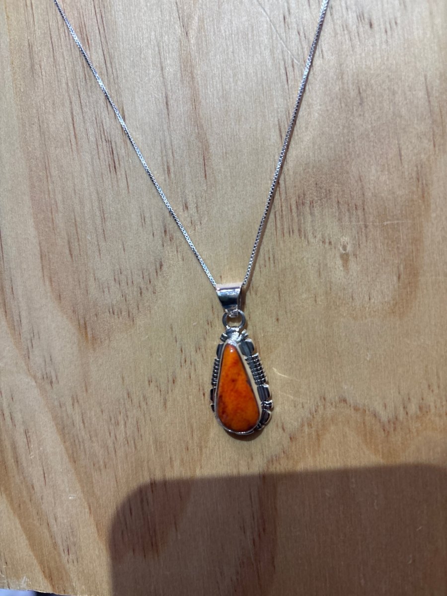 Navajo Handmade Sterling Silver Spiny Oyster Necklace - Turquoise Mustang