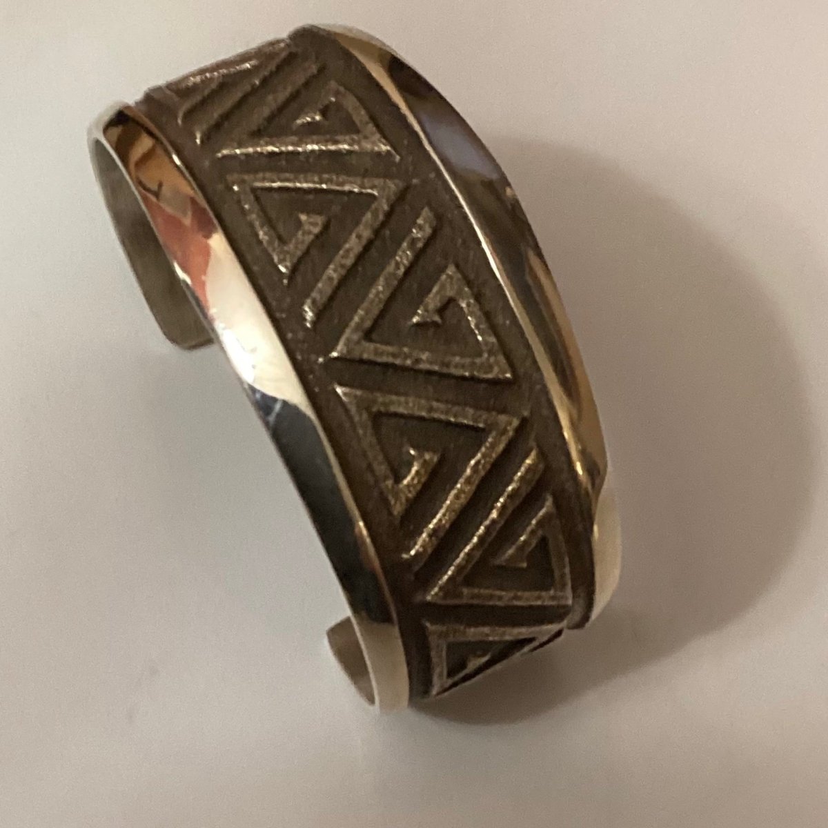 Bracelet, all silver, open triangle design, tufa cast, Bennie Bowakaty - Turquoise Mustang