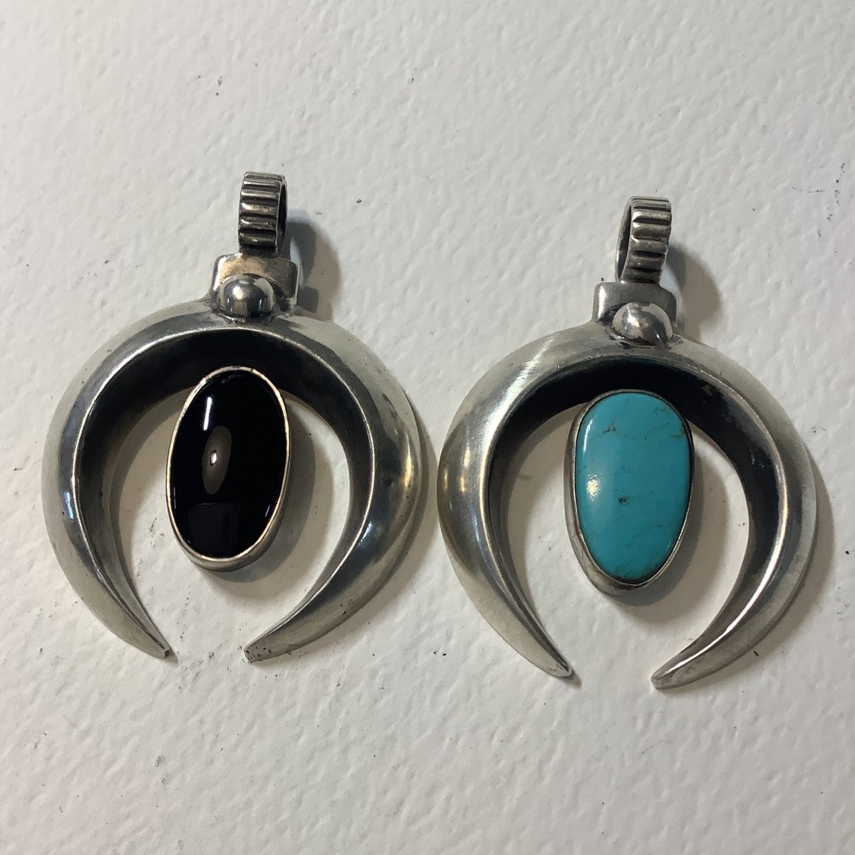 Pendant, Naja, Medium heavy cast w/ oval turquoise center stone, DD - Turquoise Mustang