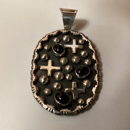 Pendant, oval, black onyx, raindrops and crosses, file work edge, Chimney Butte - Turquoise Mustang