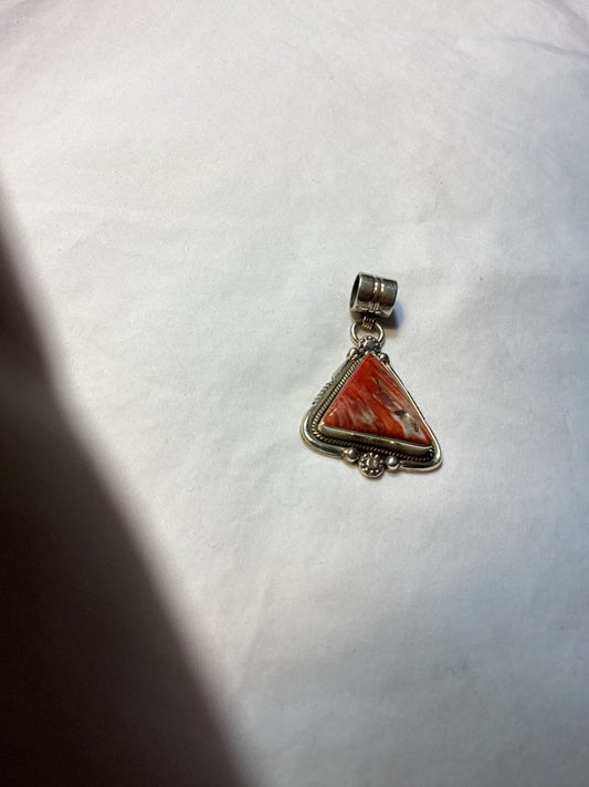 Pendant, small triangular Spiny Oyster, Kingman, Darryl Becenti - Turquoise Mustang