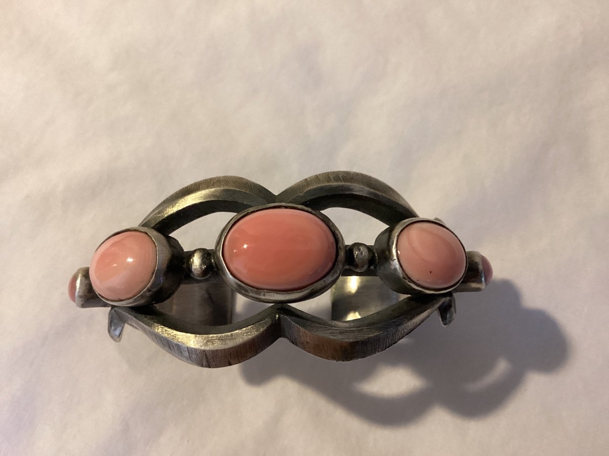 Bracelet, Sand Cast, Pink Conch, 5 ovals, Chimney - Turquoise Mustang