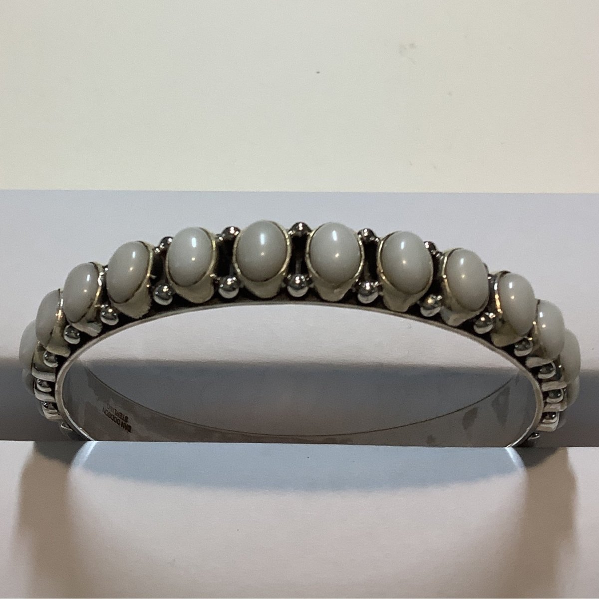 Bangle, Medium Oval White Jade DD - Turquoise Mustang