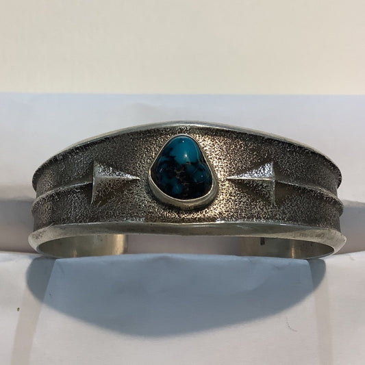 Bracelet, Tufa cast, Arrows, Bisbee freeform centerstone, Kevin Begay - Turquoise Mustang