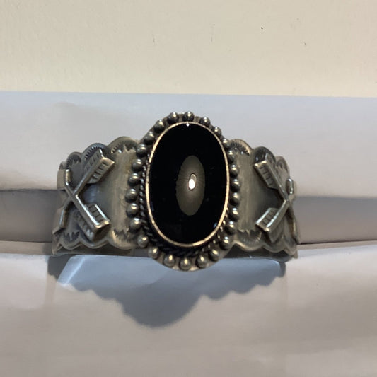 Bracelet, Harvey Crossed Arrows, 1 Large Oval Onyx , DD (1) - Turquoise Mustang