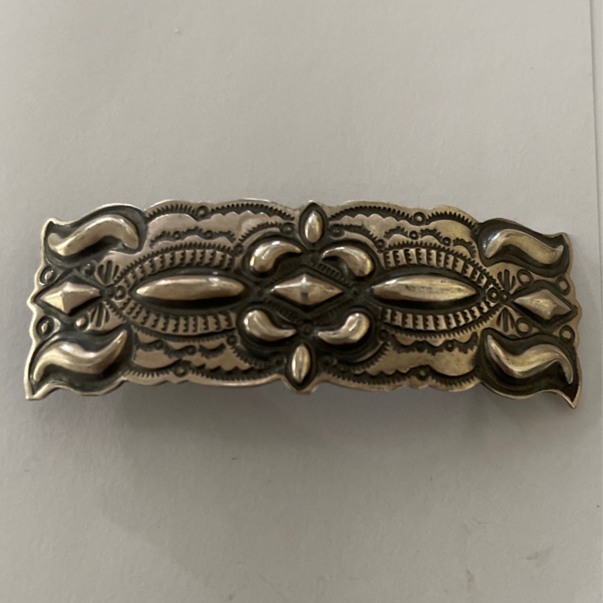 Barrette, repousee, medium, hallmark D - Turquoise Mustang