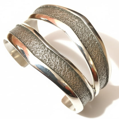 Bracelet, all silver, split racetrack design, tufa cast, Zuni artist Bennie Bowakaty - Turquoise Mustang
