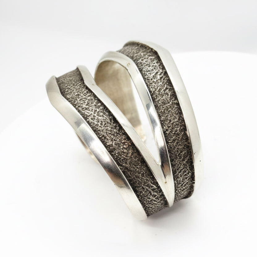 Bracelet, all silver, split racetrack design, tufa cast, Zuni artist Bennie Bowakaty - Turquoise Mustang