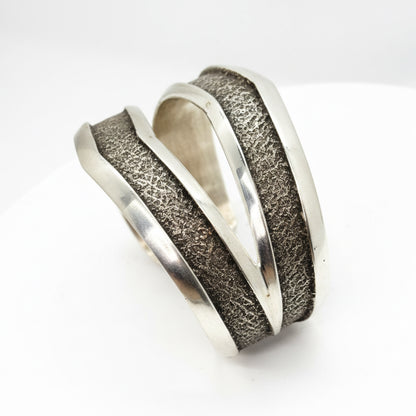 Bracelet, all silver, split racetrack design, tufa cast, Zuni artist Bennie Bowakaty - Turquoise Mustang
