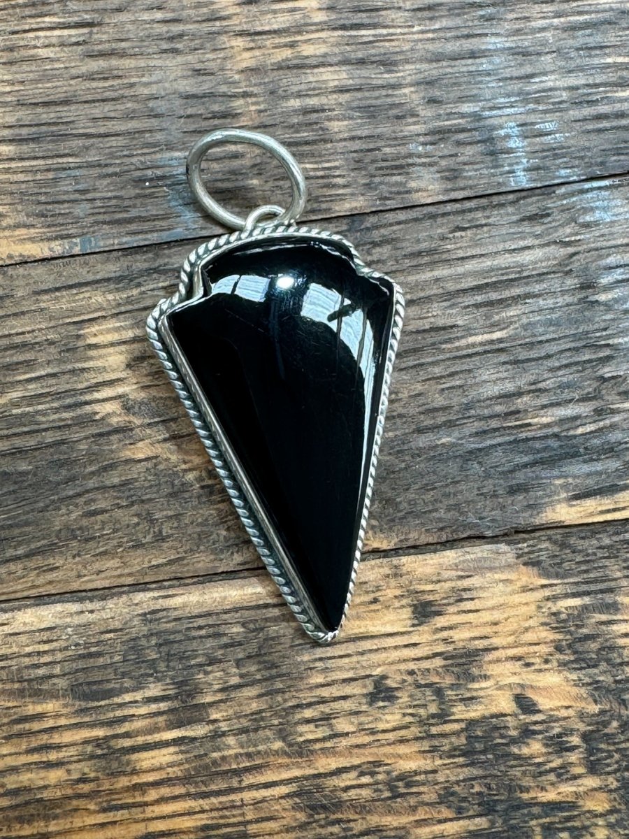 The Firethorn Arrowhead Pendant - Turquoise Mustang