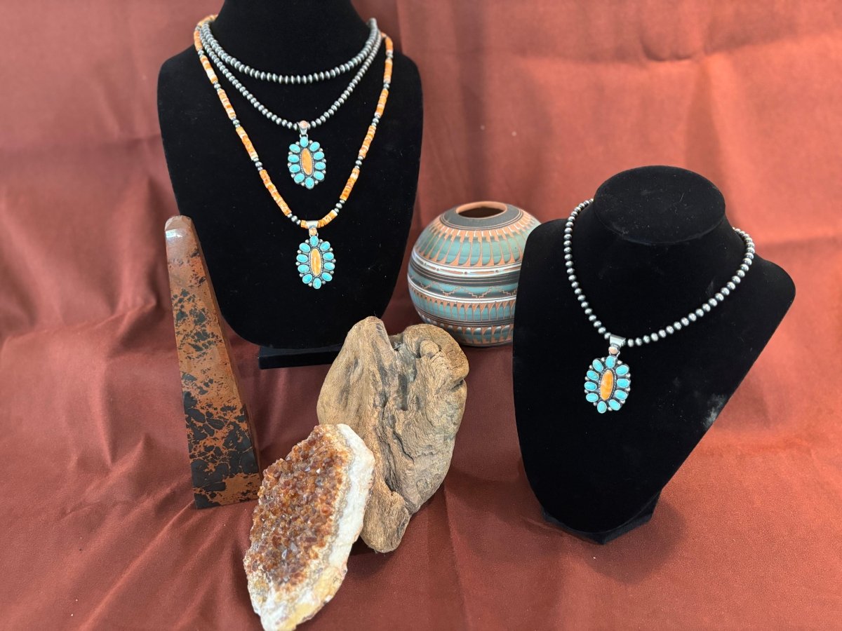 De Chelly , 11 Stone Kingman and Orange Spiny Oyster Cluster Pendant - Turquoise Mustang