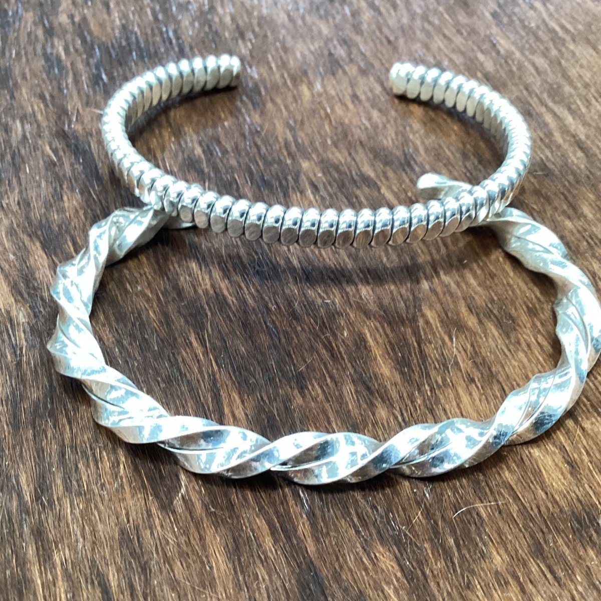 Bracelets, Assorted twisted wire cuffs, medium, Tahe - Turquoise Mustang
