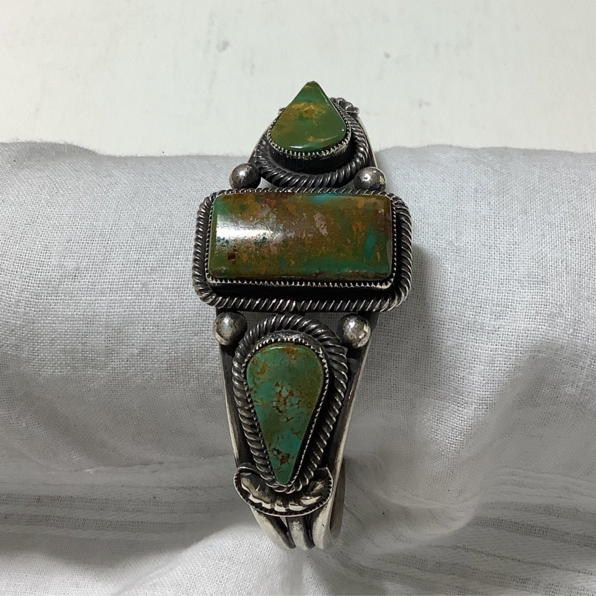 Bracelet, 3 - stone Rect. center Manassa, rope bezel , Leon Martinez (1) - Turquoise Mustang