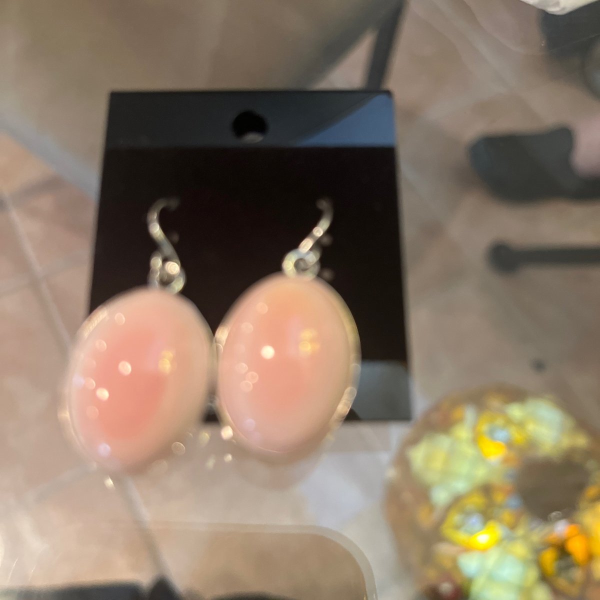 Earring, oval dangle, pink conch - Turquoise Mustang