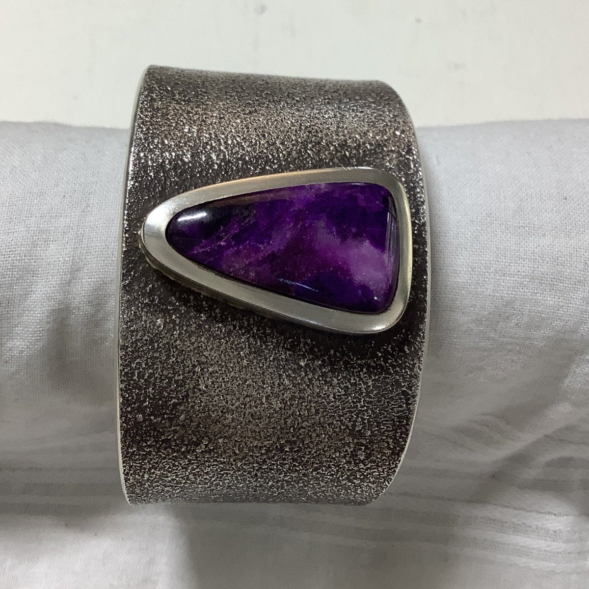 Bracelet, Tufa CAst, triangle Sugilite, Kelsey Jimmie - Turquoise Mustang