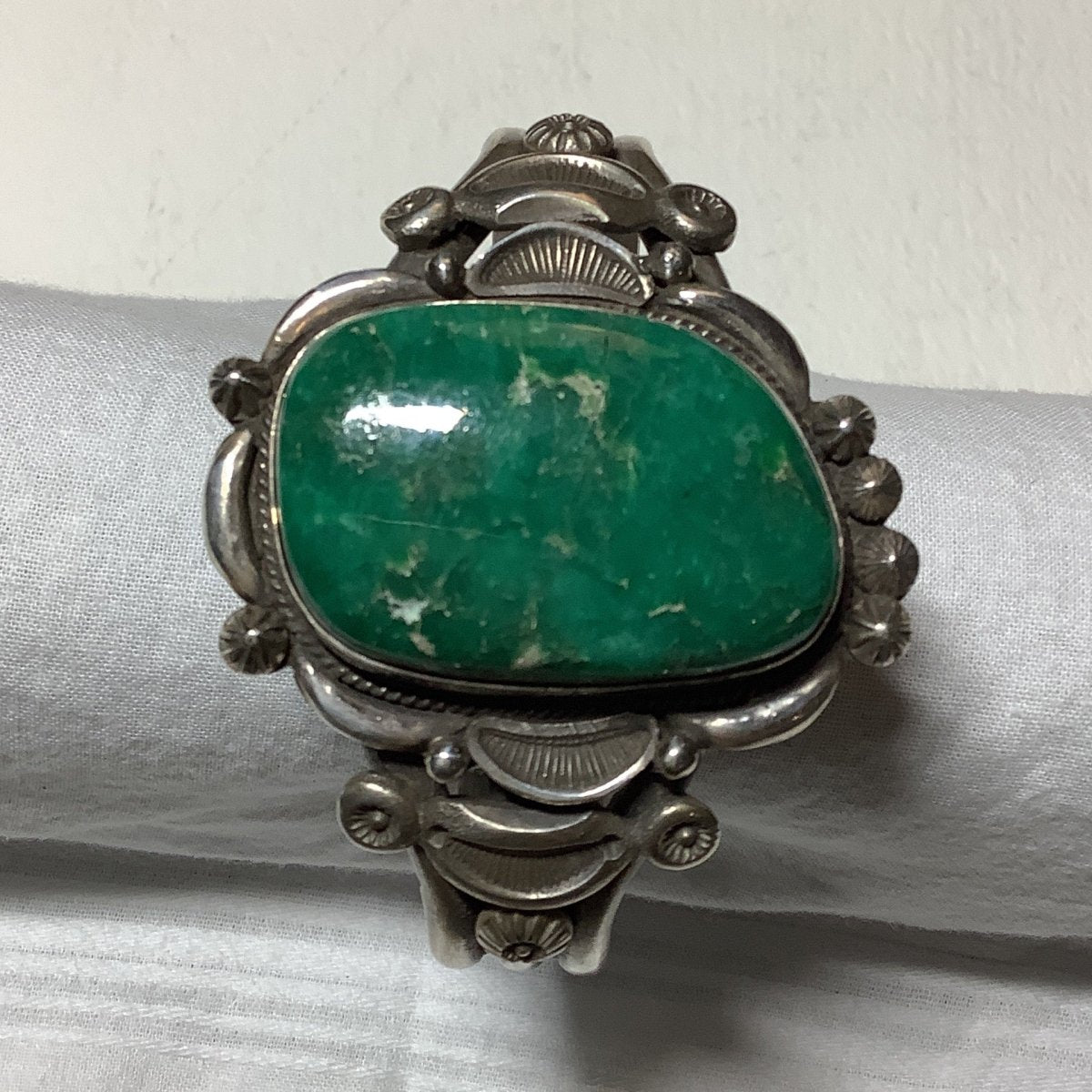 Bracelet, Freeform Emerald Green Broken Arrow, Nice Stampwork, Randall Tom - Turquoise Mustang