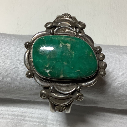 Bracelet, Freeform Emerald Green Broken Arrow, Nice Stampwork, Randall Tom - Turquoise Mustang