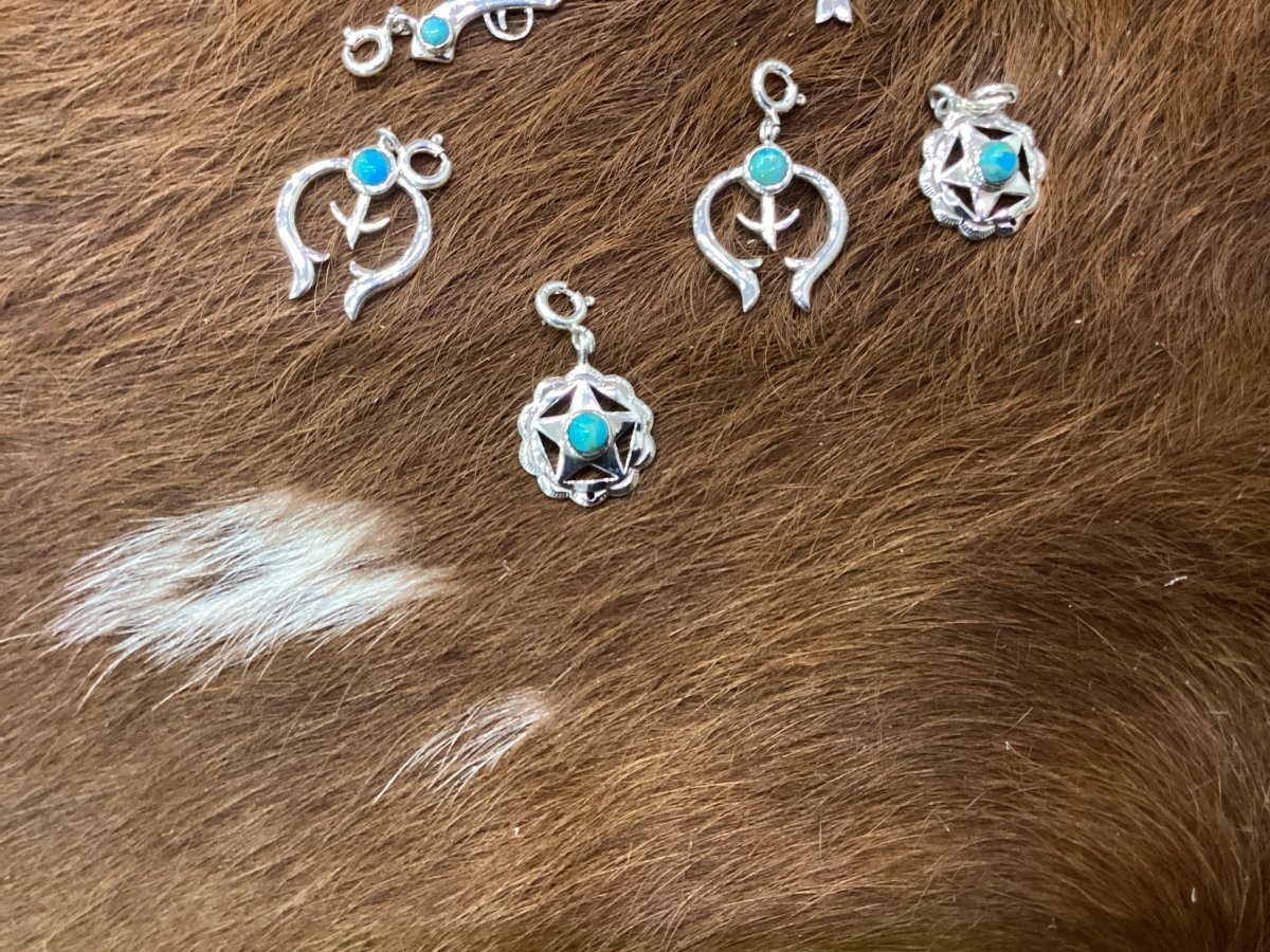 Assorted mini blossom charms with bales or clips - Turquoise Mustang