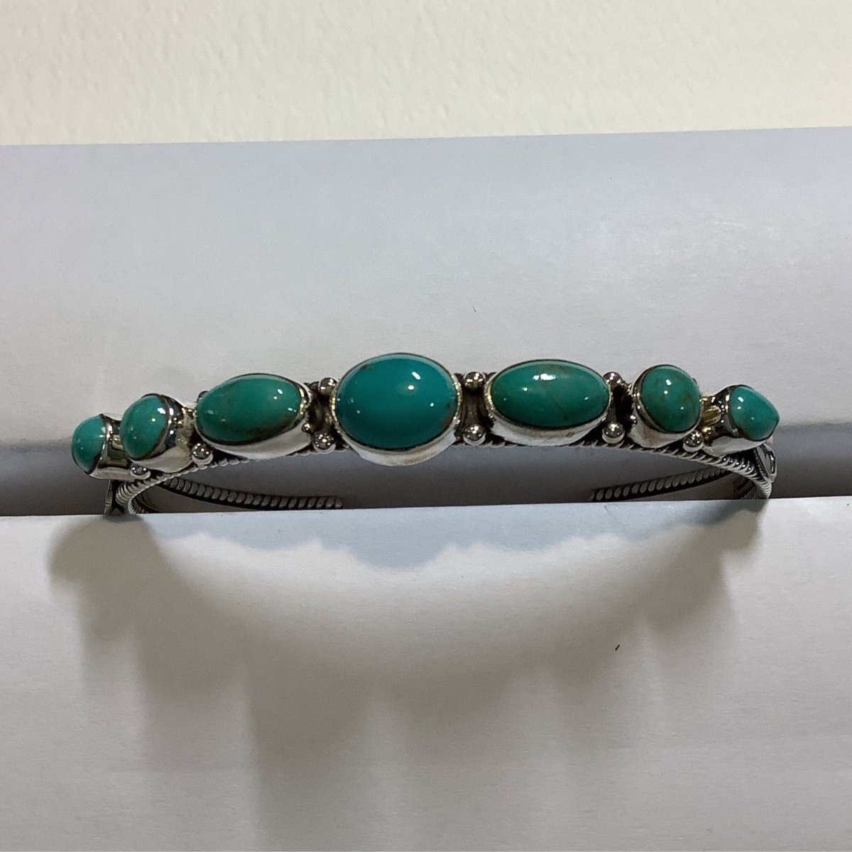 Bracelet, 7 stone Oval w Round Turquoise Cuff, DD - Turquoise Mustang