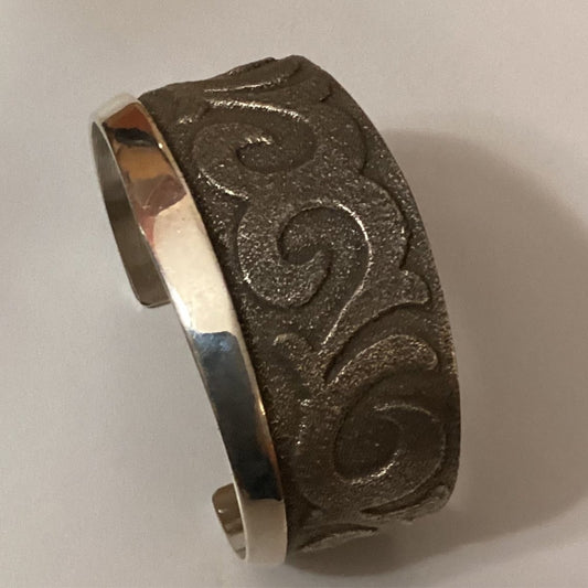 Bracelet, all silver, scroll design, tufa cast, Bennie Bowakaty - Turquoise Mustang