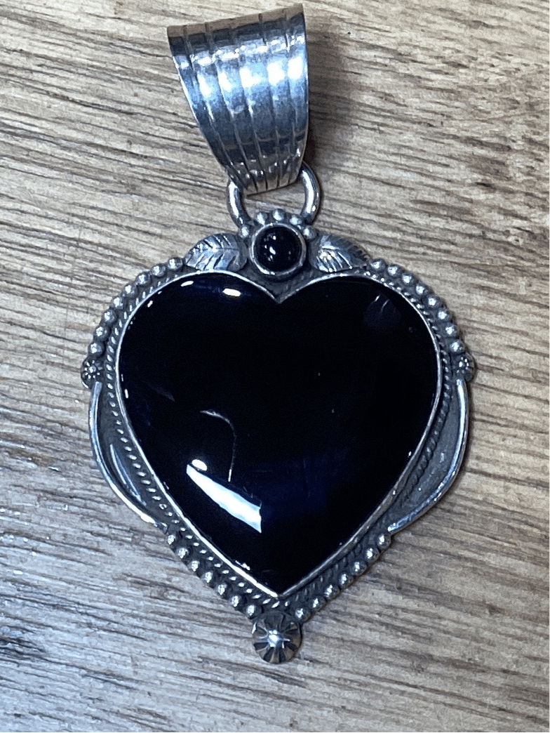 Pendant, Heart, Large Onyx Heart Cab w/ Rope bezel raindrop accent, DD - Turquoise Mustang