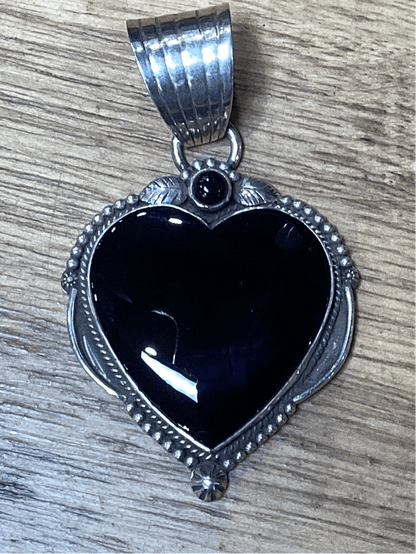 Pendant, Heart, Large Onyx Heart Cab w/ Rope bezel raindrop accent, DD - Turquoise Mustang