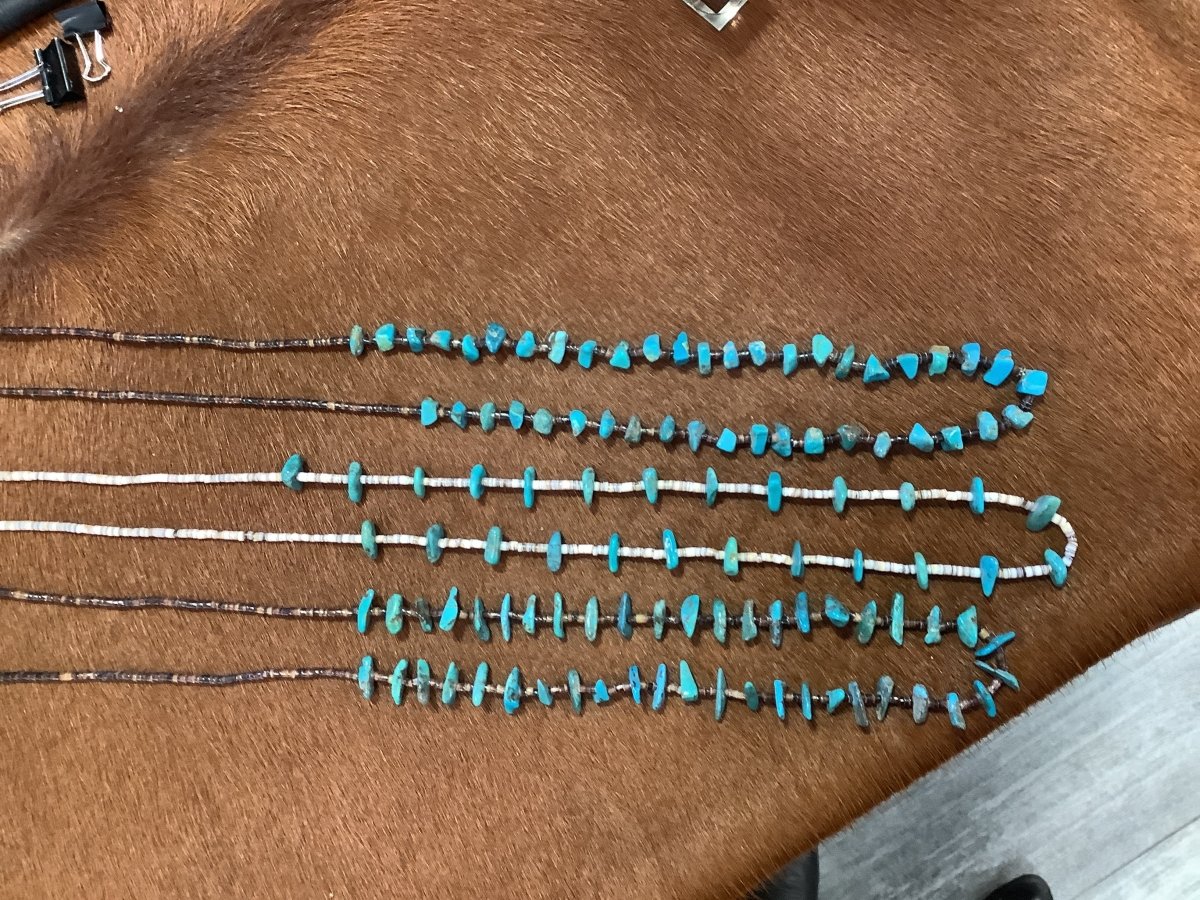 Necklace 28" Santa Domingo Turqoise nugget & Pinshell, Santa Domingo Pueblo - Turquoise Mustang