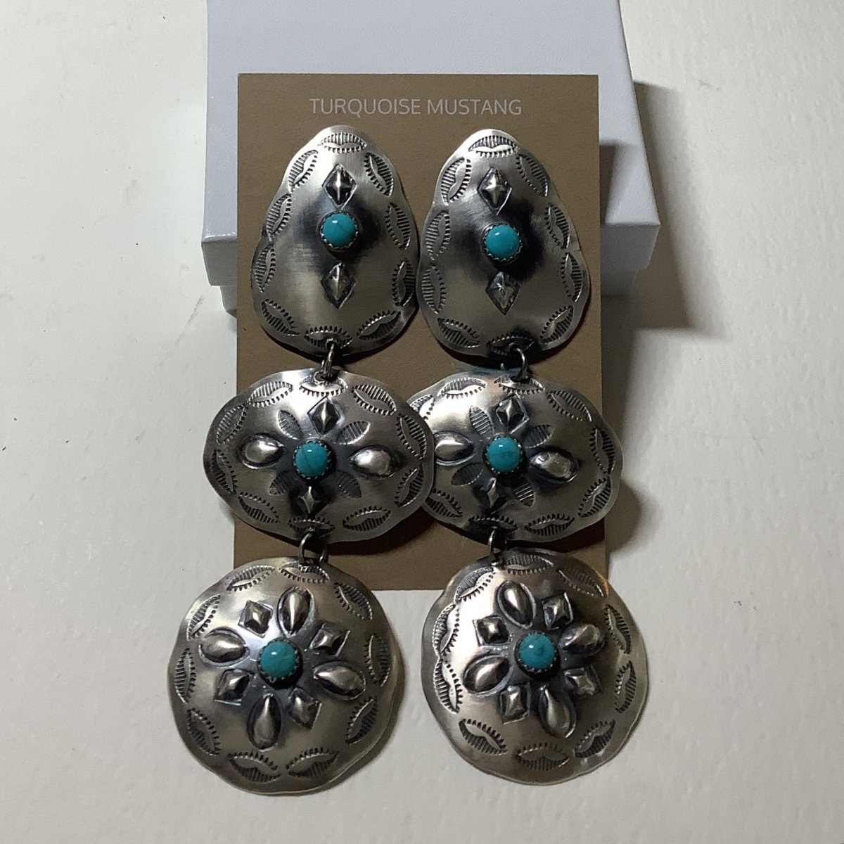 Earring, 3 - Concho drop (tear, oval, round), sm. rd. Kingman, - Turquoise Mustang