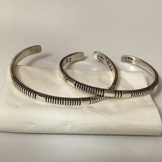 Bracelet, thin, all silver, square wire with file work, L. Tahe - Turquoise Mustang