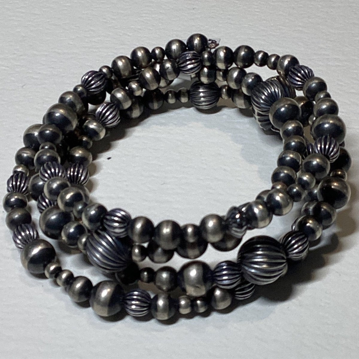 Bracelet, Memory wire Mixed Navajo Pearls & Gray Freshwater Pearls - plain, saucer, TM - Turquoise Mustang