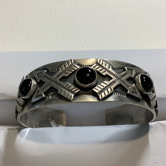 Bracelet, Harvey Crossed Arrows, 3 round Onyx , DD - Turquoise Mustang