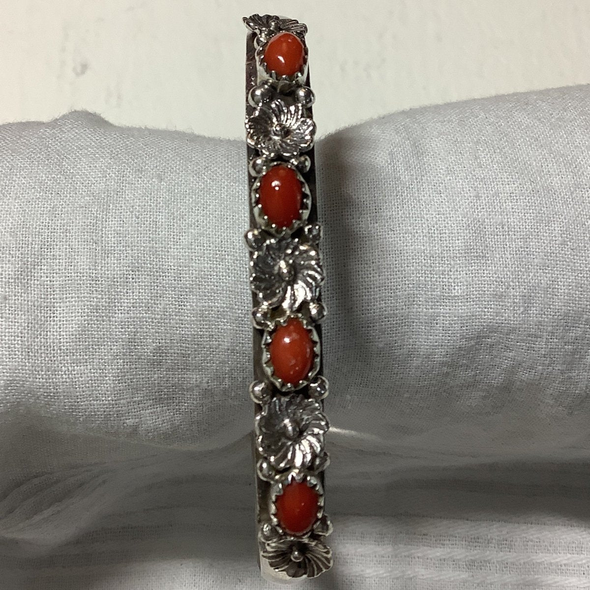Bracelet, bright silver, petite, 4 sm. Coral cabs, Roger Pino (1) - Turquoise Mustang