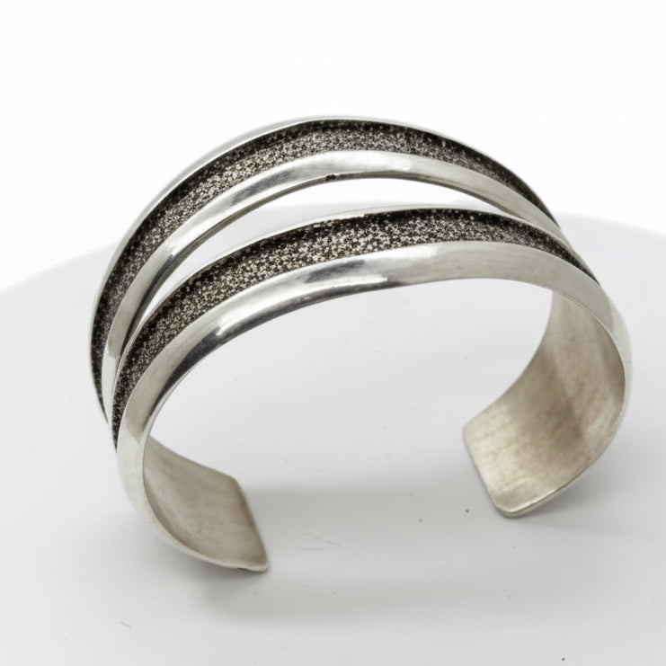 Bracelet, all silver, split racetrack design, tufa cast, Zuni artist Bennie Bowakaty - Turquoise Mustang